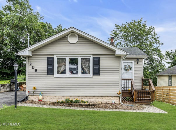 208 Hilltop Boulevard, Cliffwood, NJ 07735
