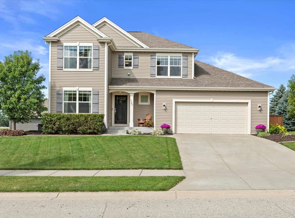 787 Autumn Ridge Ln, Hartford, WI 53027
