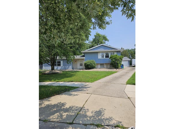 642 Omega Drive, Crown Point, IN 46307