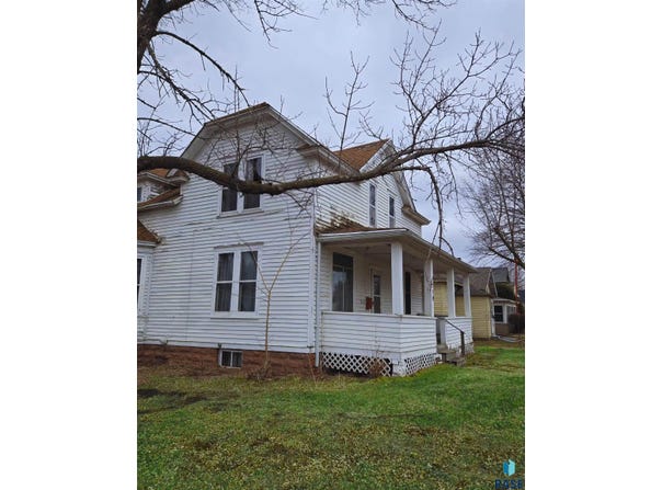 210 W 2nd Ave, Flandreau, SD 57028