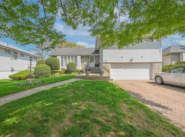 39 Primrose Lane, Hempstead, NY 11575