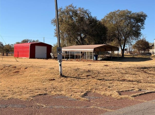 112 E Main Street, Foss, OK 73647