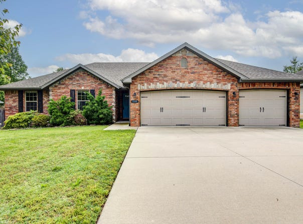 5048 S Fieldstone Road, Battlefield, MO 65619