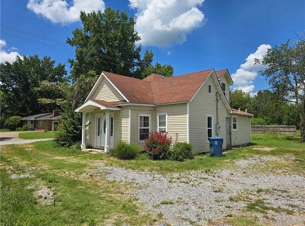 1320  E 3rd, Gentry, AR 72734