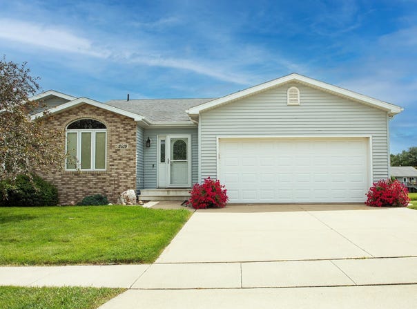 2419 Carstensen Dr, Waverly, IA 50677