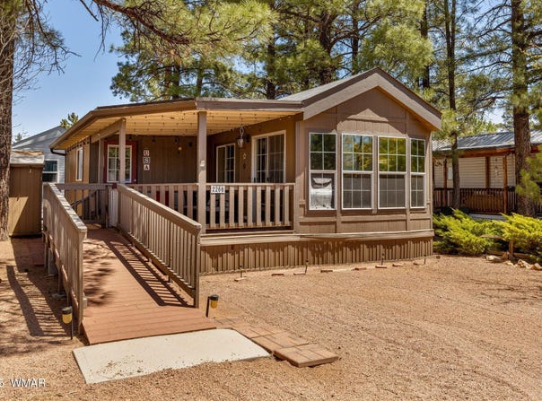 2266 Horse Thief Road, Overgaard, AZ 85933