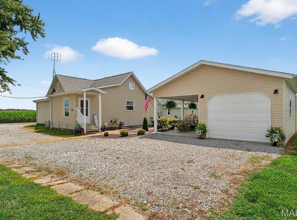 9243 Livesay Street, Nashville, IL 62263