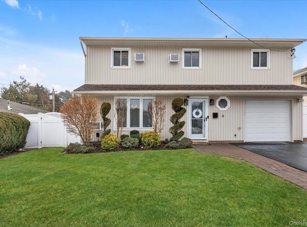 6 Cedar Drive E, Plainview, NY 11803