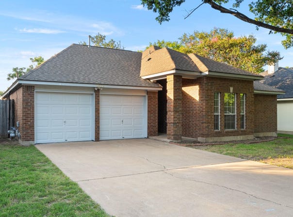 2802 Alexander Dr, Leander, TX 78641