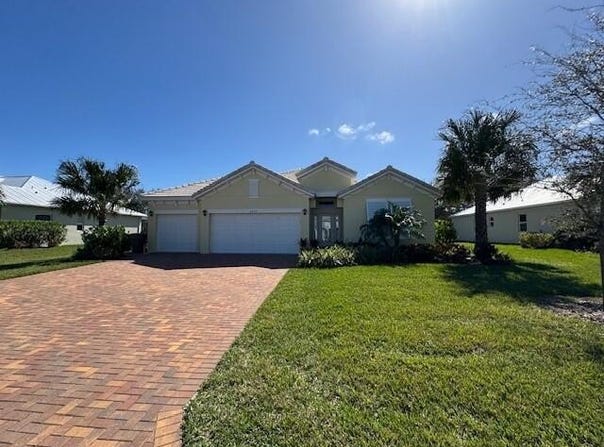 2557 Saint Lucia Circle, Vero Beach, FL 32967