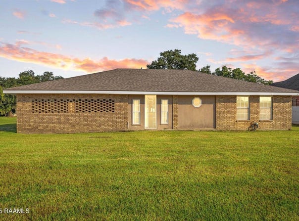 1015 Lady Of The Lake Road, Saint Martinville, LA 70582