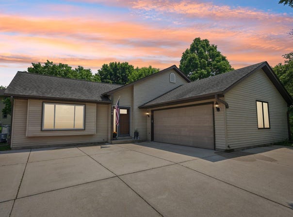 434 Glen View Ct, Slinger, WI 53086