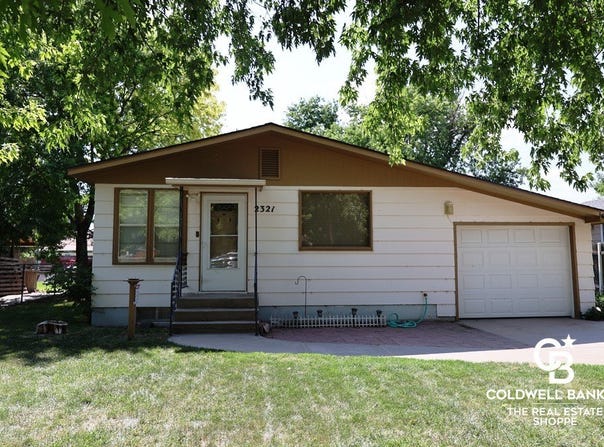 2321 N B Street, Garden City, KS 67846