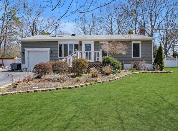 27 Williams Street, Center Moriches, NY 11934
