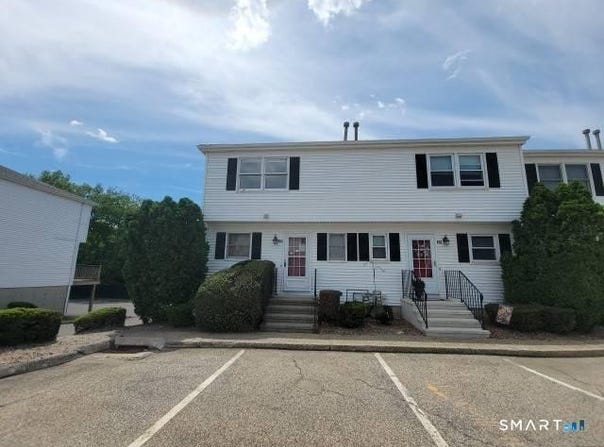 28 Commodore Commons, Derby, CT 06418