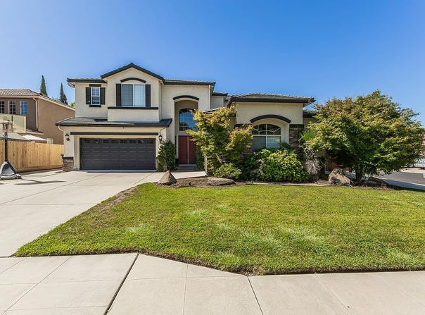 2438 Powers, Clovis, CA 93619