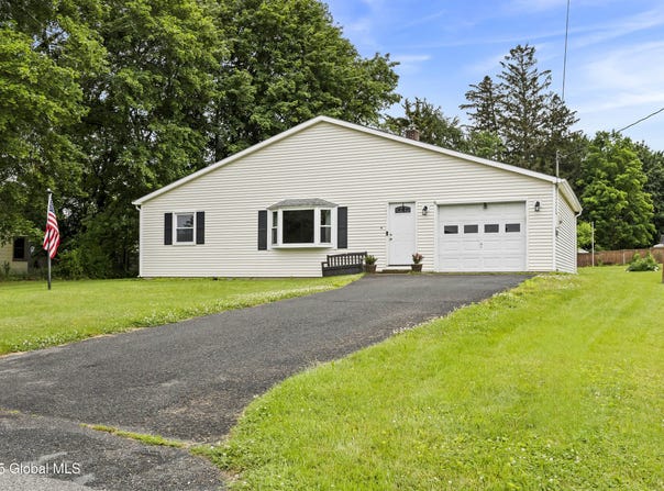 6 Hidley Rd Extension, North Greenbush, NY 12198