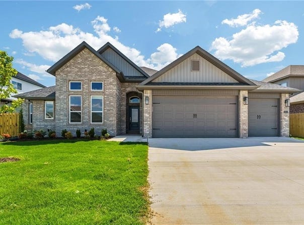 2112 Salmon  ST, Pea Ridge, AR 72751