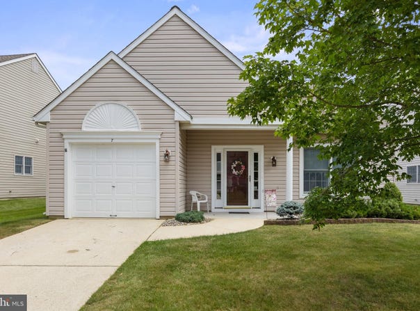 7 COVERED BRIDGE CIRCLE, COLUMBUS, NJ 08022