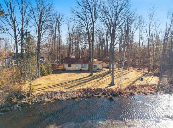 N7279 SUNSET Drive, GRESHAM, WI 54128