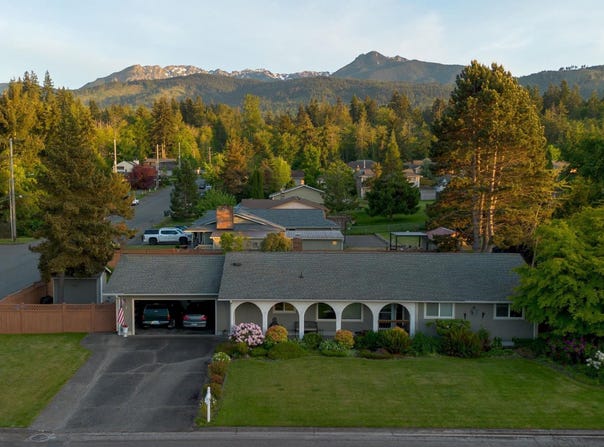230 E Hawthorne Pl, Port Angeles, WA 98362