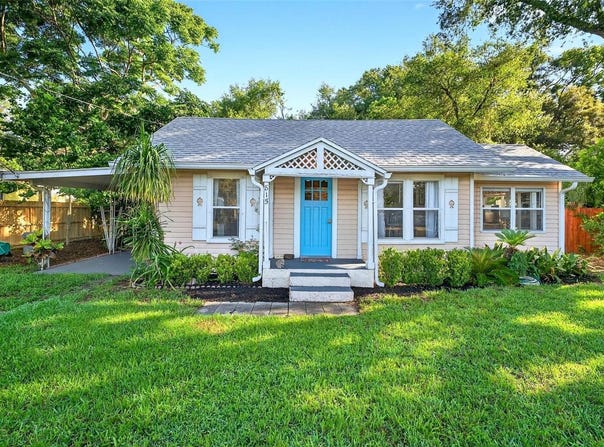 815 E 11TH AVENUE, MOUNT DORA, FL 32757