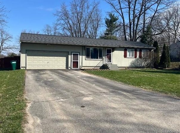 9428 Ute Pointe Drive, Springfield Twp, MI 48346
