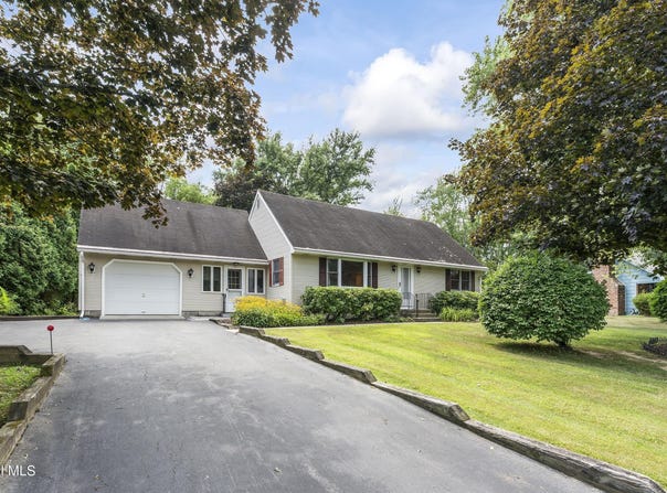 25 McCombe Drive, Bethlehem, NY 12054