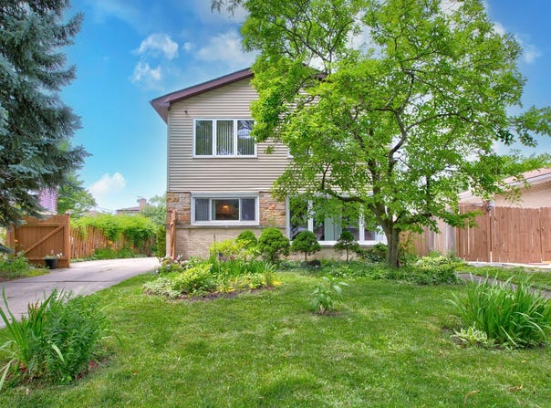 8936 N Elmore Street, Niles, IL 60714