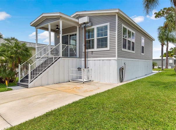 44 CROWN POINT Drive, NOKOMIS, FL 34275