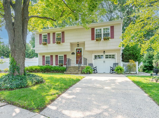 20 Eisenhower Court, Matawan, NJ 07747