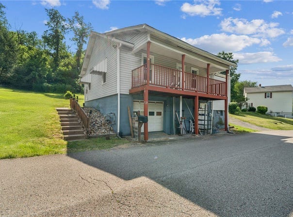 29 Creedmore Rd, Cecil, PA 15321