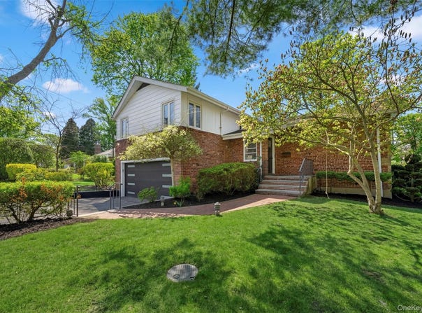 20 Brampton Lane, Great Neck, NY 11023