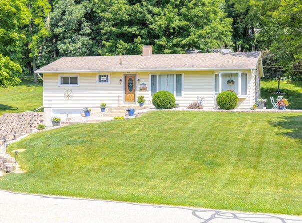 122 Pinecrest Drive, Jonesville, MI 49250