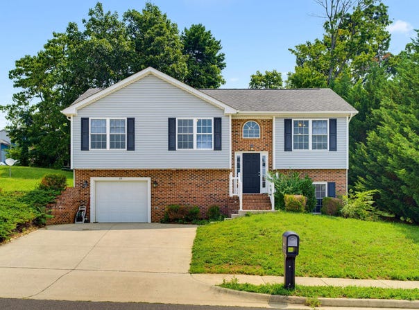 85 LOFTY CIR, STUARTS DRAFT, VA 24477