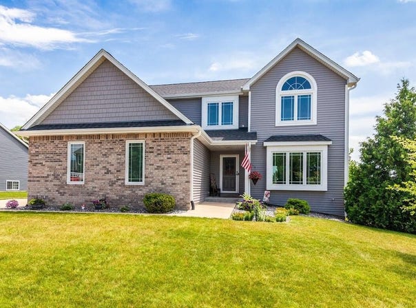 833 Goldenview Ct, Oconomowoc, WI 53066