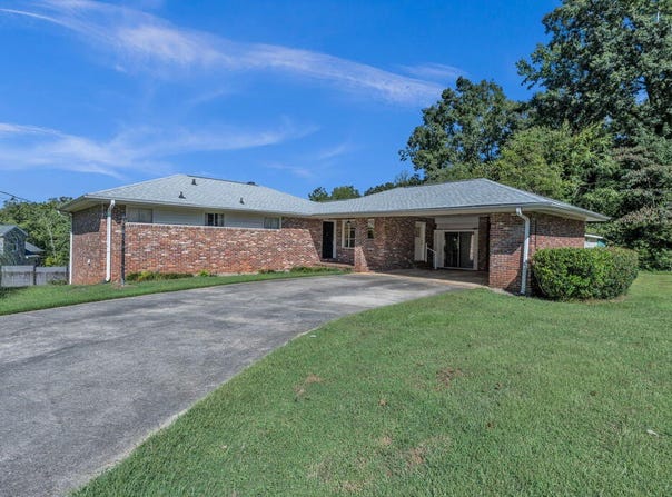 134 Westgate Dr, Greenwood, SC 29646
