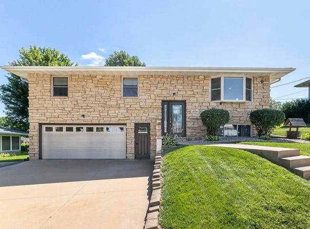 1874 Vizaleea, Dubuque, IA 52002
