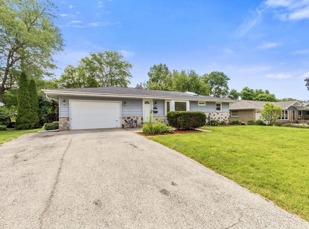 5571 Lakeview Dr, Greendale, WI 53129