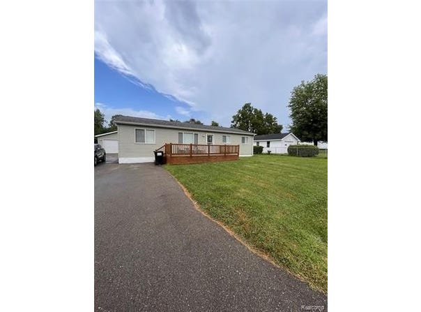 1452 W Humphrey Avenue, Flint, MI 48505