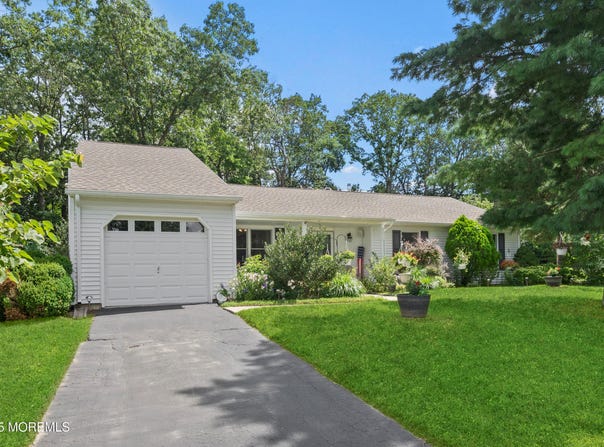 7 Lamp Post Court, Howell, NJ 07731