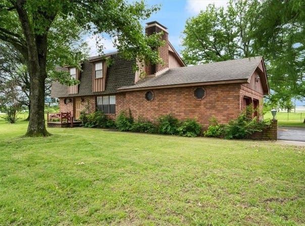 1218  E Kenwood  ST, Siloam Springs, AR 72761
