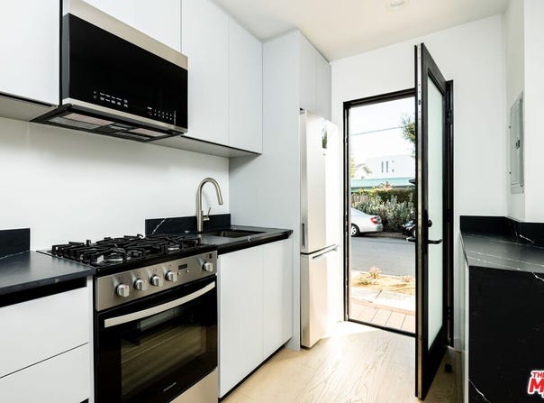 1325 Cabrillo Ave, Venice, CA 90291
