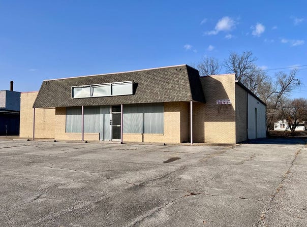 906 W 8th St, Coffeyville, KS 67337