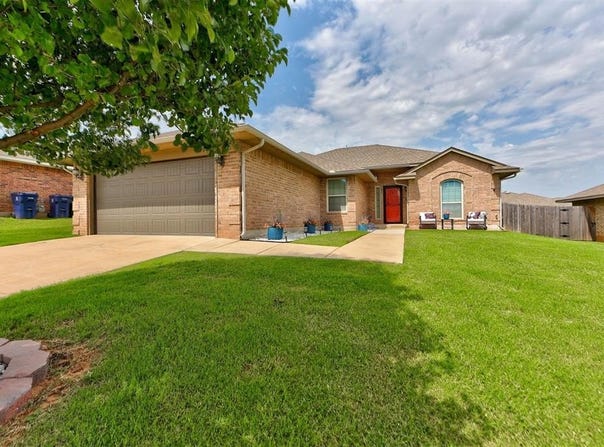 9909 Summerhill Lane, Yukon, OK 73099