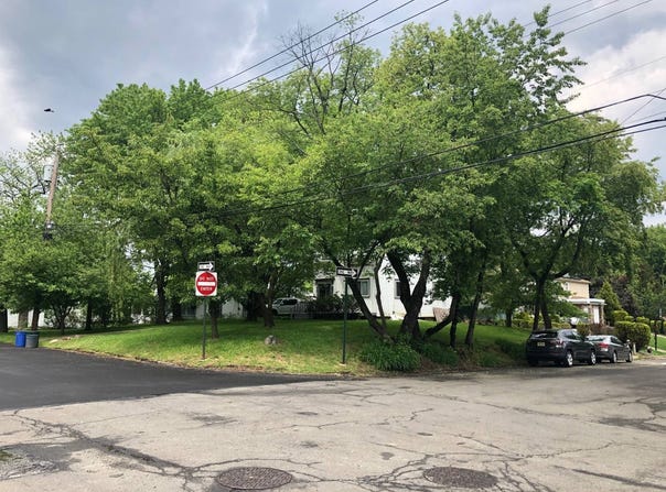 203 Center St, Staten Island, NY 10306