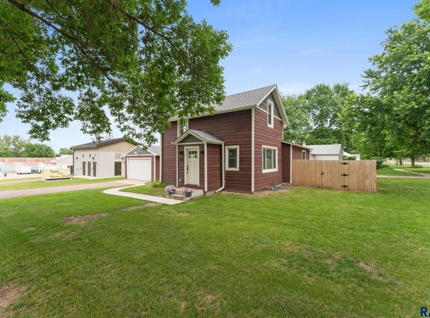 600 Sunnyside Ave, Valley Springs, SD 57068