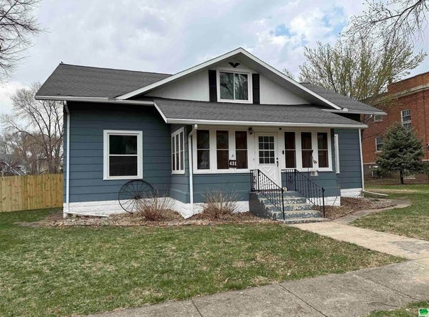 431 Iowa St., Akron, IA 51001