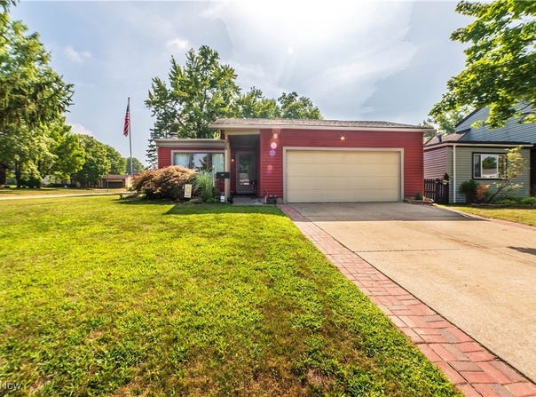 369 Big Bend Circle, Barberton, OH 44203