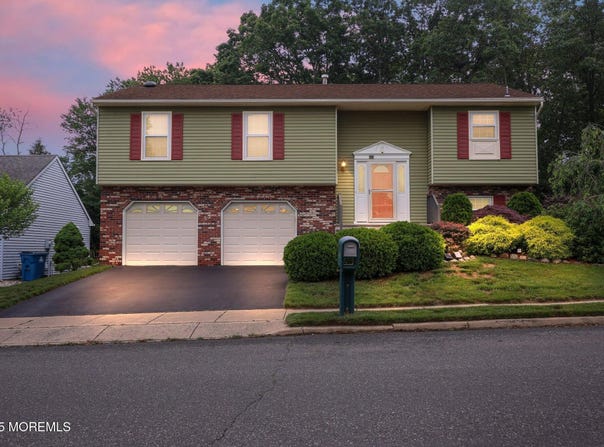 5 Lampost Court, Howell, NJ 07731